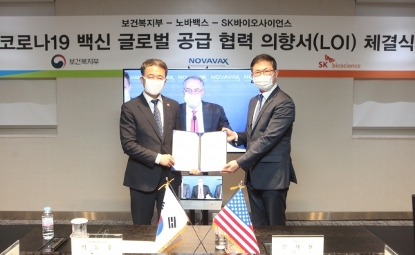 SK바이오사이언스 판교연구소에서 보건복지부 박능후 장관(사진 왼쪽), SK바이오사이언스 안재용 대표가 화상으로 참석한 노바백스 스탠리 에르크 CEO와 함께 NVX-CoV2373의 글로벌 공급을 위한 3자간 협력의향서를 체결하고 있다. (사진=SK바이오사이언스)