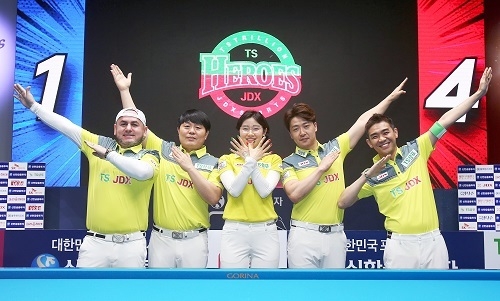 로빈슨 모랄레스, 김병호, 이미래, 김남수, 정경섭 선수(좌측부터)가 2라운드 제1경기 우승 후 포즈를 취하고 있다.<br>
