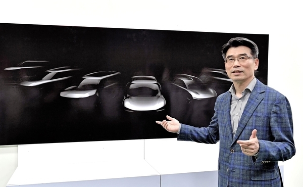 지난 16일 기아자동차 화성공장을 방문한 송호성 사장이 오는 2027년까지 출시될 기아차 전용 전기차 모델 라인업의 스케치 이미지를 설명하고 있다.(사진=기아차)