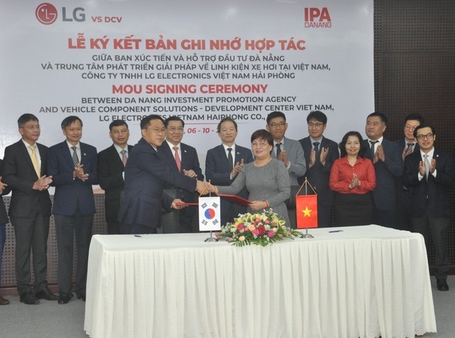 LG전자 베트남 하이퐁 법인이 지난 6일(현지시간) 다낭시 투자진흥청(IPA)과 전장 연구·개발(R&D)센터 설립을 위한 양해각서(MOU)를 맺고 기념촬영을 하는 모습. (사진=베트남 투자청)