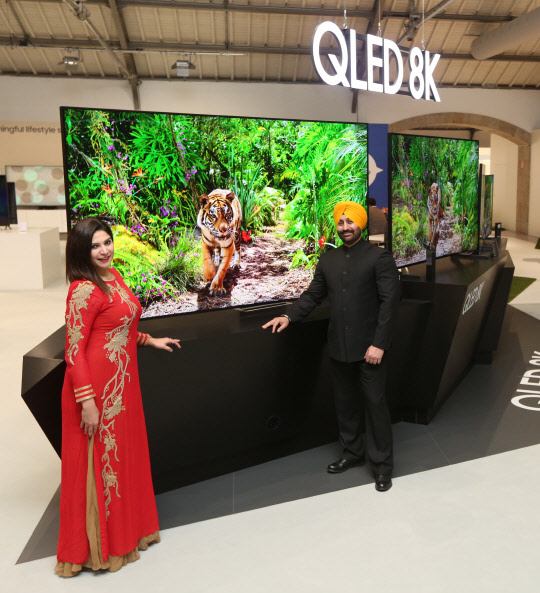 삼성전자 모델들이 인도 시장에 특화한 QLED 8K TV를 소개하는 모습. (사진=삼성전자)