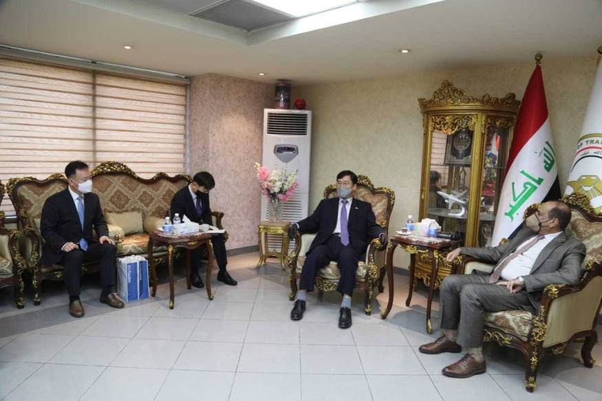 지난달 29일 대우건설 중동지사 정현석 부장(왼쪽 첫째)과 장경욱 주이라크 한국대사(오른쪽 둘째)가 나세르 알 시블리 이라크 교통부 장관(오른쪽 첫째)과 면담하는 모습. (사진=대우건설)