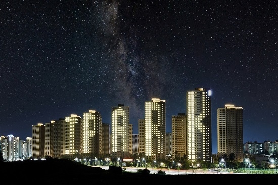 파주 운정신도시 아이파크에 스마트 LED 원격 제어 시스템으로 조명을 밝힌 모습.<br>
