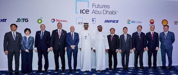 지난해 11월 11일(현지시간) ICE 제프리 스프레처 CEO(왼쪽에서 다섯번째), ADNOC 술탄 아흐메드 알 자베르 CEO(왼쪽에서 여섯번째), GS칼텍스 허세홍 대표이사 사장(왼쪽에서 아홉번째) 등이 '아랍에미리트에서 생산되는 머반(Murban) 원유 선물거래를 위한 ICE 아부다비 선물거래소(ICE Futures Abu Dhabi) 설립 제휴 계약'을 체결하고 기념 촬영을 하고 있다. (사진=GS칼텍스)