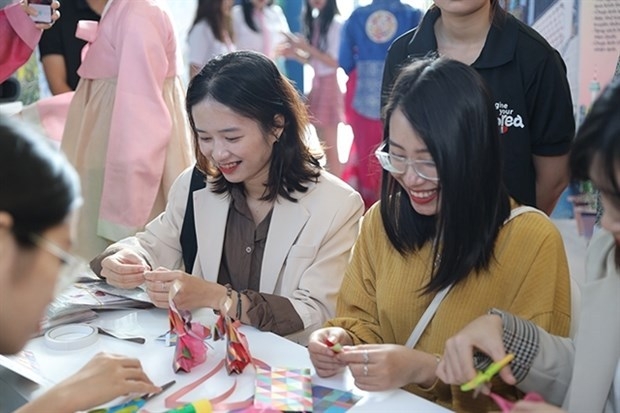 롯데는 한국관광공사(KTO)와 함께 오는 12월 6일까지 베트남 롯데센터 하노리 1층에 한국 여행 체험 부스를 마련한다. 