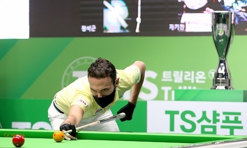 필리포스 카시도코스타스 선수가 ‘TS샴푸 PBA-LPBA 챔피언십 2020’ 결승전에서 공을 조준하고 있다.