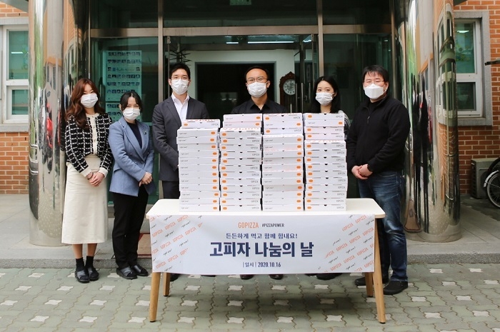 지난16일, 1인 화덕 피자 브랜드 고피자가 창립 3주년 기념 '고피자 나눔의 날' 행사로 삼동소년촌을 찾아 고피자 100판과 음료를 전달했다. (왼쪽부터 삼동소년촌 한정현 사무원, 장정미 사무국장, 고피자 임재원 대표, 삼동소년원 하윤주 생활복지사(팀장), 고피자 김지인 팀장, 옥민우 팀장)