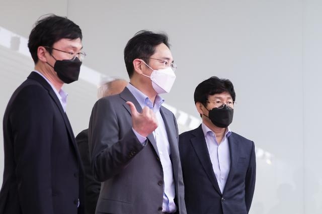 지난 3월 이재용 삼성전자 부회장(가운데)이 삼성디스플레이 충남 아산사업장을 방문한 모습. (사진=삼성전자)