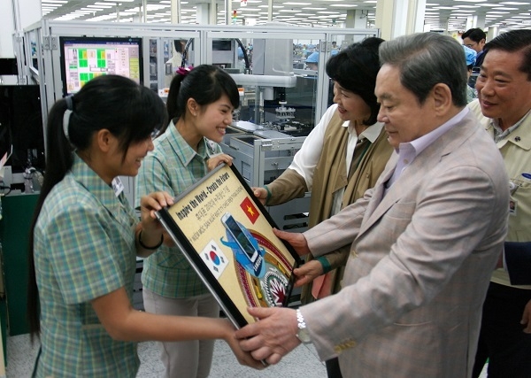 2012년 10월 13일 삼성전자 베트남 사업장을 방문한 고(故) 이건희 회장. (사진=삼성전자)