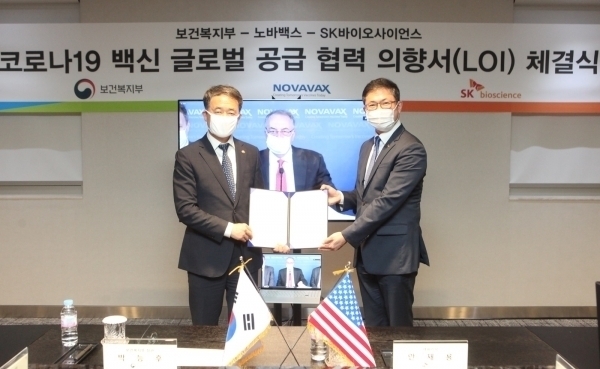 SK바이오사이언스 판교연구소에서 보건복지부 박능후 장관(왼쪽), SK바이오사이언스 안재용 대표가 화상으로 참석한 노바백스 스탠리 에르크 CEO(가운데)와 함께 NVX-CoV2373의 글로벌 공급을 위한 3자간 협력의향서를 체결한 모습. (사진=SK바이오사이언스)