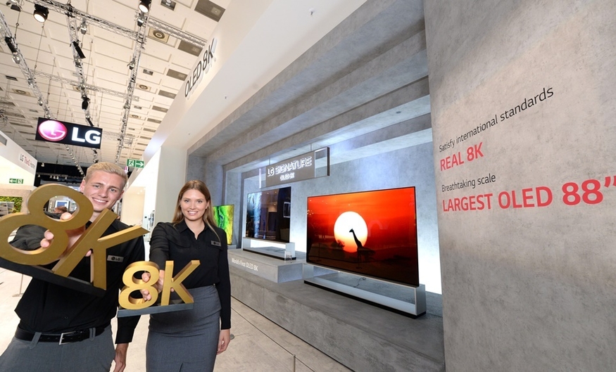 LG전자가 작년 9월 6일 독일 베를린에서 열린 유럽 최대 가전전시회 'IFA 2019'에서 88인치 8K 올레드 TV를 선보였다. (사진=LG전자)