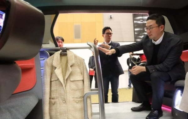 구광모 LG그룹 회장이 지난 2월 서울 양재동 LG전자 디자인경영센터를 방문해 미래형 커넥티드카에 설치된 의류관리기 디자인을 살펴보고 있다. (사진=LG전자)