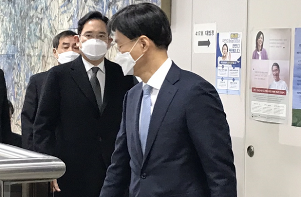 이재용 삼성전자 부회장이 23일 서울 서초구 서울고등법원에서 열린 ‘국정농단’ 파기환송심 6차 공판 출석을 위해 법정을 향하는 모습. (사진=오소영 기자)