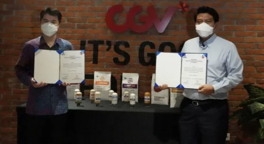 신희성 CJ 인도네시아 대표(왼쪽)와 인니 투자조정위원회 이맘 소조 에디 국장이 자카르타 CGV 그랜드에서 투자 약정서에 서명한 뒤 기념 촬영을 하고 있다. (사진=BKPM)