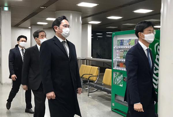 이재용 삼성전자 부회장이 30일 오후 5시27분께 파기환송심 7차 공판을 마치고 법원을 빠져나가는 모습. (사진=오소영 기자)