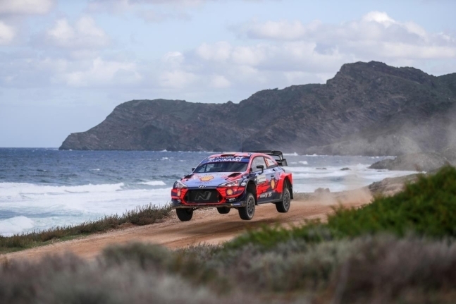 현대 월드랠리 팀의 레이싱 카 'i20 쿠페 WRC'가 월드랠리챔피언십 2020년 시즌 6차전에서 달리고 있다. (사진=현대차)