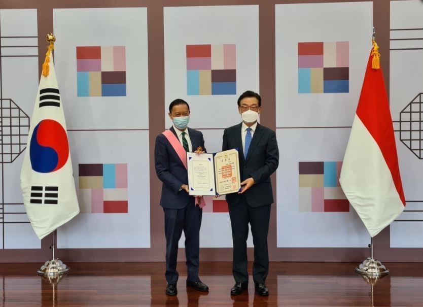 박태성 주한 인도네시아 대사(오른쪽)가 지난 8일 토마스 렘봉 전 투자조정청장에게 공로 훈장을 수여했다. (사진=주인도네시아대사관)