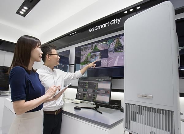 삼성전자 모델들이 3.5㎓ 대역 5G 장비를 활용해 5G 이동통신으로 스마트 시티 구현 가능성을 보여주는 '5G 커넥티비티 노드'를 시연하고 있다. (사진=삼성전자)