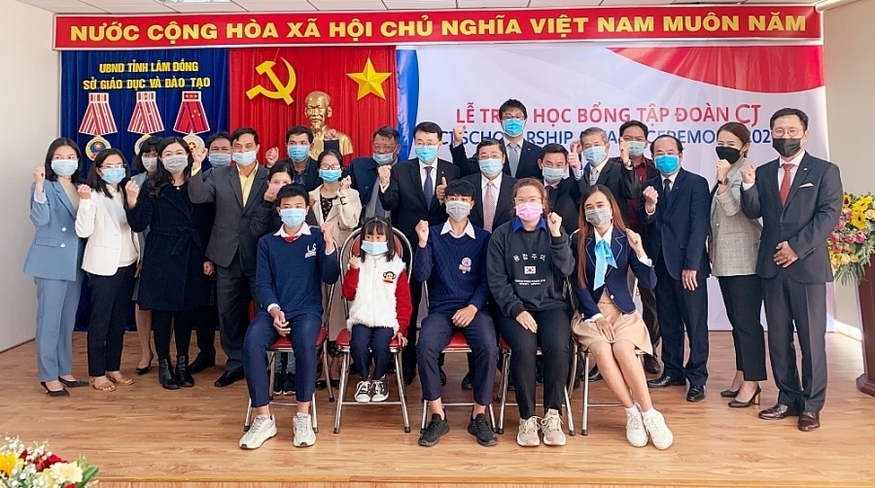 CJ베트남은 지난 16일(현지시간) 베트남 람동성 지역 내 어려운 가정 형편의 학생 100명에게 장학금을 수여했다. (사진=CJ 베트남)