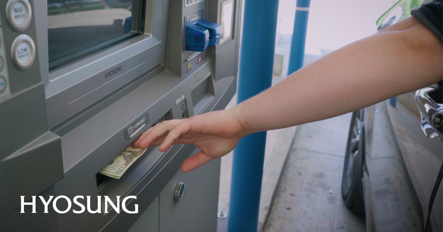 노틸러스효성 아메리카의 ATM 기기에서 돈을 출금하는 모습. (사진=NHA)