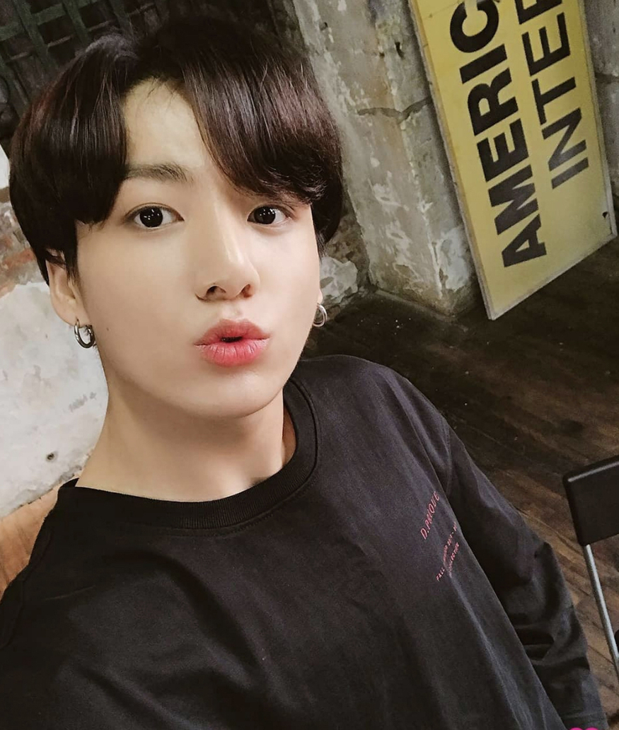 BTS멤버 정국이 디프리크 티셔츠를 입고 있다. (사진=SNS)