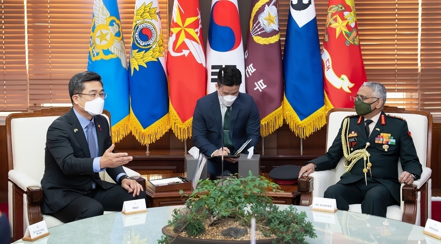 서욱 국방부 장관이 28일 서울 용산구 국방부에서 인도 육군참모총장 마노즈 무쿤드 나라버네 대장을 접견하고 있다. (사진=국방부)