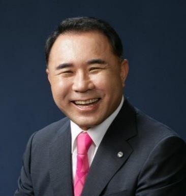 윤홍근 제너시스BBQ그룹 회장.