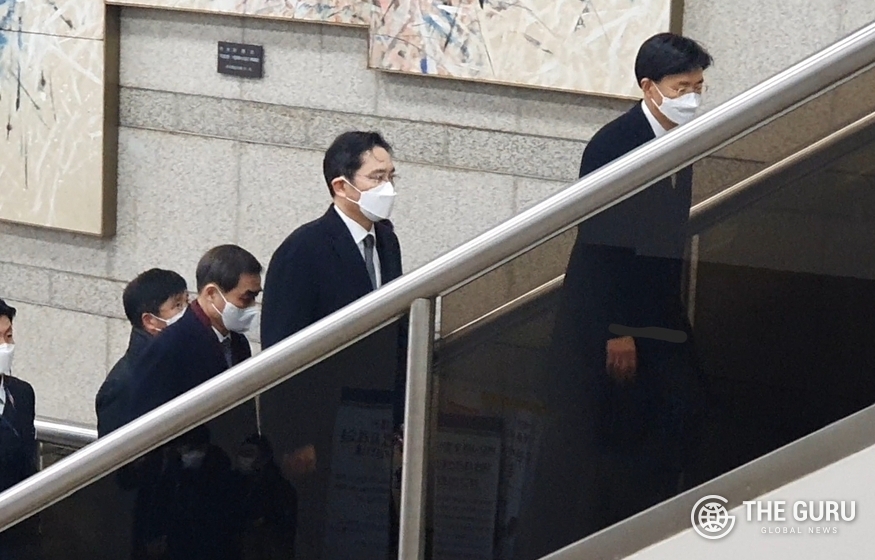 이재용 삼성전자 부회장이 18일 국정농단 사건 선고 공판에 참석하기 위해 법정으로 향하고 있다. (사진=정예린 기자)