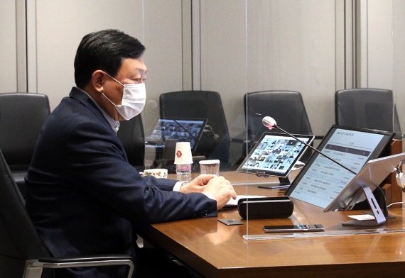 신동빈 롯데 회장이 화상회의 방식으로 진행된 '2021 상반기 롯데 VCM'에 참여하고 있다. (사진=롯데지주)