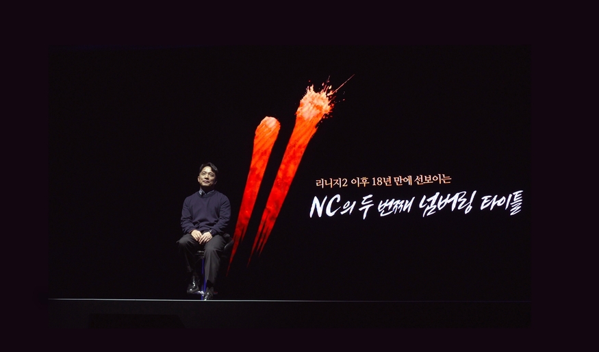 블레이드앤소울2 쇼케이스 무대에 오른 김택진 엔씨소프트 대표. (사진=엔씨소프트)