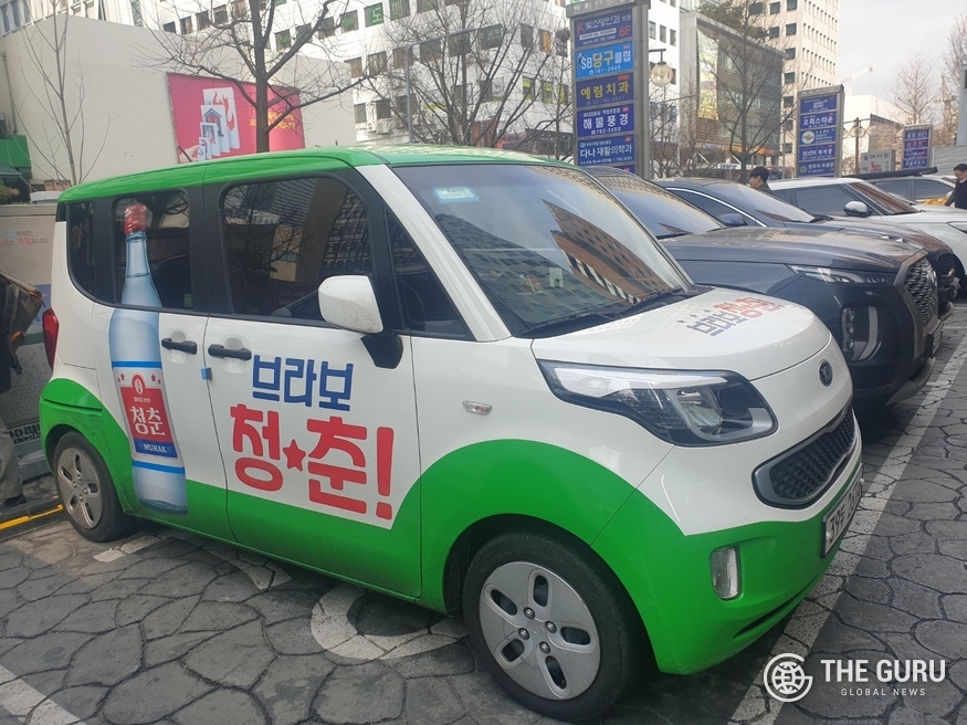 무학이 뉴트로(New+Retro) 열풍에 발맞춰 출시한 ‘완전히 새로운 브라보 청춘’으로 랩핑한 차량.