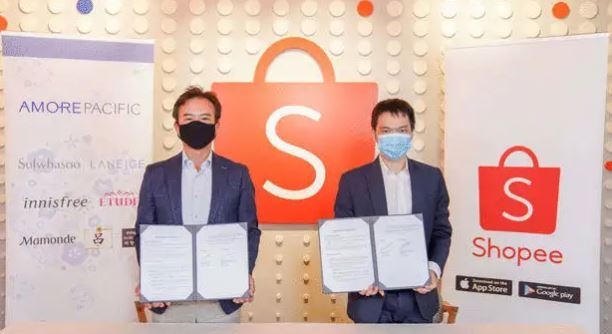 아모레퍼시픽 APAC RHQ 김영수 전무(왼쪽)와 쇼피 펭지민 대표가 쇼피 싱가포르 본사에서 MOU에 사인하고 있다. (사진=쇼피)