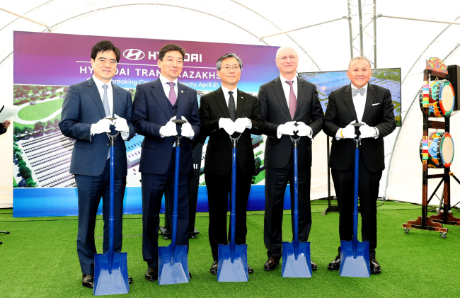 성윤모 산업통상자원부 장관(가운데), 공영운 현대차 사장(왼쪽 첫번째)을 비롯한 관계자가 지난 2019년 4월 21일(현지시간) 카자흐스탄 알마티시 알가바스 산업지구에서 열린 '카자흐스탄 현대자동차 조립공장 기공식'에서 기념촬영을 하고 있다. (사진=산업통상자원부)