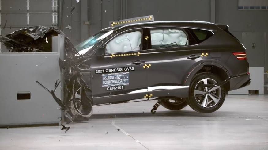 미국 고속도로 안전보험협회(IIHS)가 제네시스 GV80 차량 충돌 테스트를 진행하고 있다. (사진=IIHS)