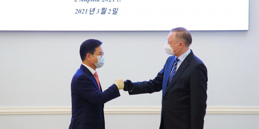 권동석 주상트페테르부르크 대한민국 총영사관(왼쪽)과 알렉산더 베글로프(Alexander Beglov) 상트페테르부르크 시장이 지난 2일(현지시간) 만나 인사를 나누고 있다. (사진=상트페테르부르크시)