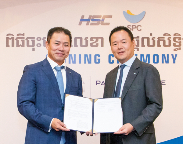 SPC그룹 허진수 글로벌BU장(오른쪽)과 HSC그룹 속홍(Sok Hong) 회장이 지난 2019년 캄보디아의 수도인 프놈펜에서 파리바게뜨의 캄보디아 진출을 위한 조인트벤처 설립에 관한 협약서에 서명한 후 기념촬영을 하고 있다. (사진=SPC그룹)