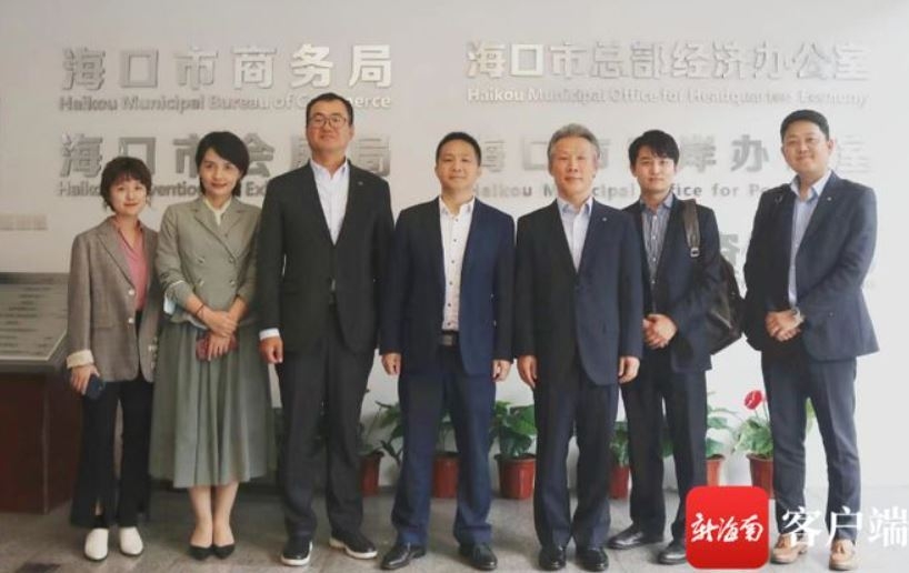 박은모 CJ그룹 중국본부 부총재(왼쪽 세번째)는 지난 3일 심준석 한국무역협회 상하이지부장(오른쪽 세번째)과 함께 하이커우 투자진흥국 당국자와 만나 투자 협력을 논의했다. (사진=하이커우시)