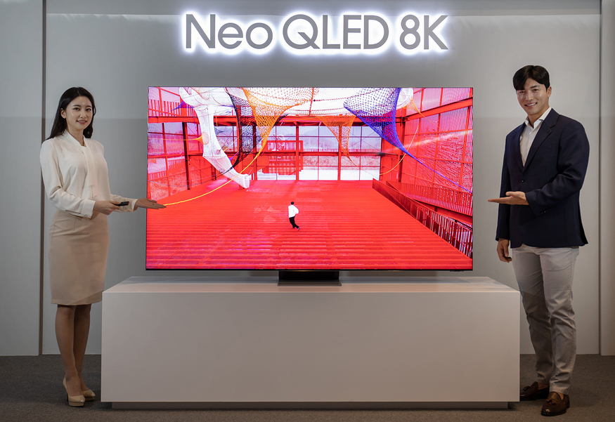 모델이 삼성전자 '네오 QLED'를 소개하고 있다. (사진=삼성전자)