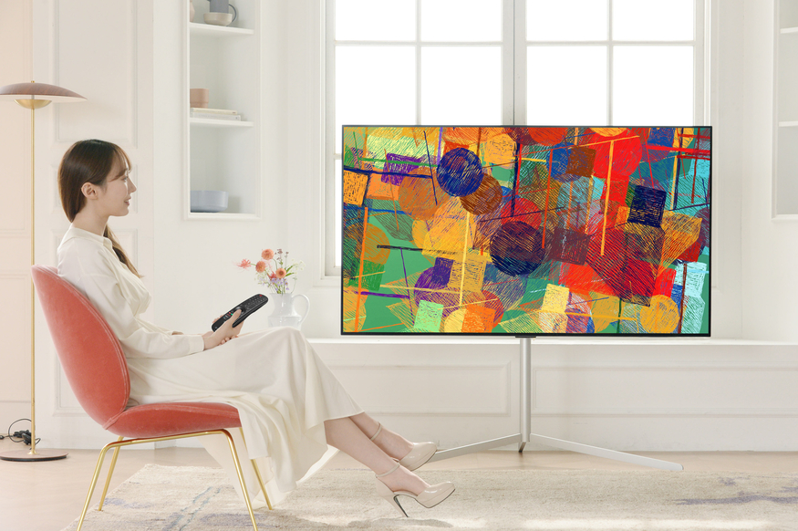 모델이 LG OLED TV를 소개하고 있다. (사진=LG전자)
