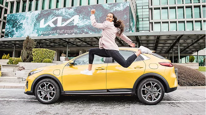 스페인 육상 선수 마리아 비센테 가르시아 선수가 기아 엑스씨드 PHEV 모델 앞에서 역동적인 포즈를 취하고 있다. (사진=기아 스페인 판매 법인)