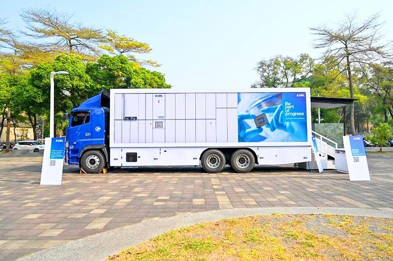 대만 국립성공대학교에 주차된 ASML의 채용 홍보 버스.(사진=ASML)