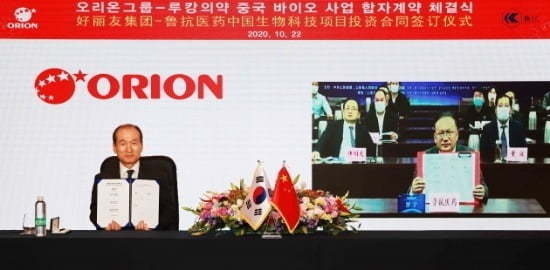 오리온홀딩스와 산둥루캉의약이 지난해 10월 한·중 바이오 사업 합자계약 체결식을 가졌다. 허인철 오리온홀딩스 대표이사 부회장(왼쪽)와 펑신(彭新) 산동루캉의약 동사장(董事长). (사진=오리온)