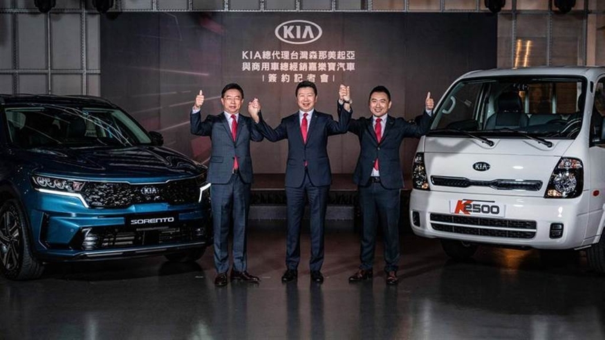 사임 다비 기아(Sime Darby Kia)와 지엘르바오 모터스(Jialebao Motors) 관계자가 지난 18일 조인식을 마치고 기념사진을 촬영하고 있다. (사진=사임 다비 기아)