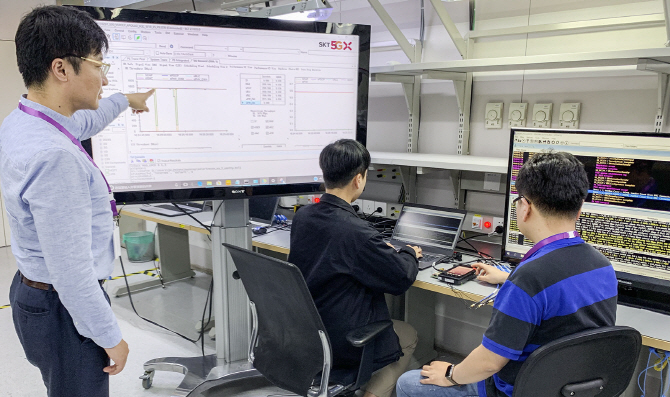 SK텔레콤 매니저들이 '5G SA' 데이터 통신을 진행하고 있는 모습. (사진=SK텔레콤)