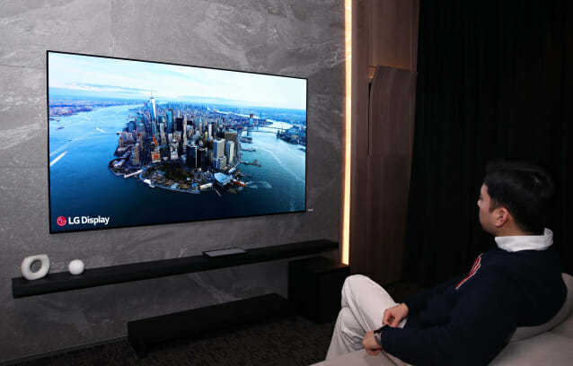 LG디스플레이의 88인치 8K 시네마틱 사운드 OLED. (사진=LG디스플레이)