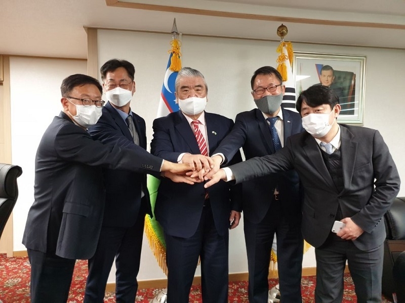 포스코인터내셔널이 지난달 24일 주한우즈베키스탄 대사와 만나 기념촬영을 하는 모습. (사진=DUNYO)