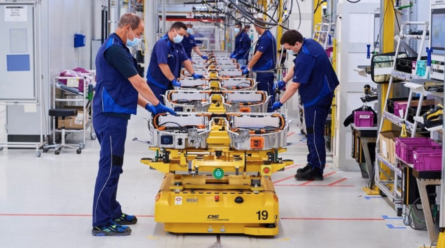 BMW의 독일 딩골핑 공장에서 직원들이 배터리 모듈을 조립하고 있다. (사진=BMW)