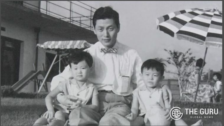 故 신격호 롯데그룹 명예회장(가운데)이 유년시설 신동빈 롯데 회장(오른쪽)과 신동주 SDJ코퍼레이션 회장을 무릎에 앉히고 사진을 찍고 있다.(사진=일본 롯데)