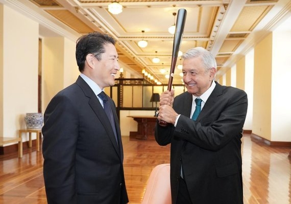 지난 2019년 멕시코시티 대통령궁에서 안드레스 마누엘 로페스 오브라도르 멕시코 대통령이 조현준 효성 회장(왼쪽)에게서 선물받은 미 메이저리그 텍사스 레인저스의 추신수 선수 사인이 적힌 야구 배트를 들고 포즈를 취하고 있다. (사진=효성)