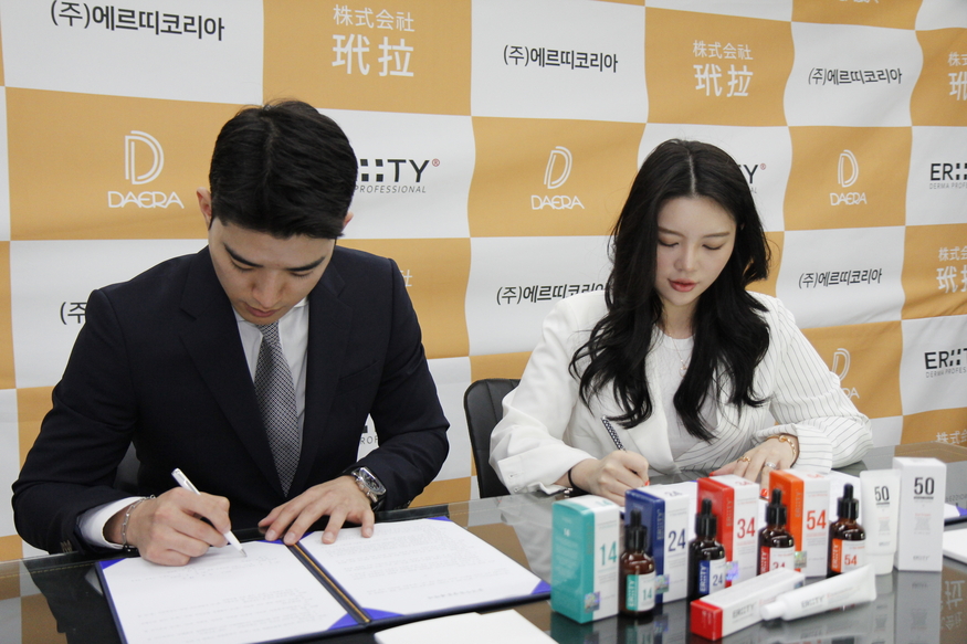 서유진 에르띠코리아 대표이사(왼쪽)와 강주은 대라 대표가 지난달 30일 서울 서초구 대라 한국지사 사무실에서 600만 달라 규모의 중국 수출 계약을 체결하고 있다.